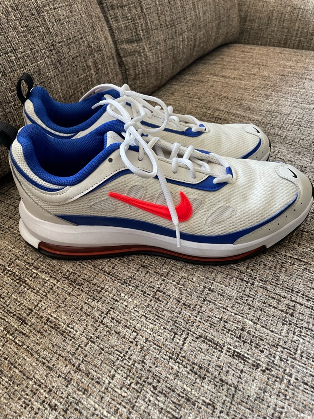 Nike Men’s White & Royal Blue Air Max AP Phantom Bright Crimson NWOT SZ 10